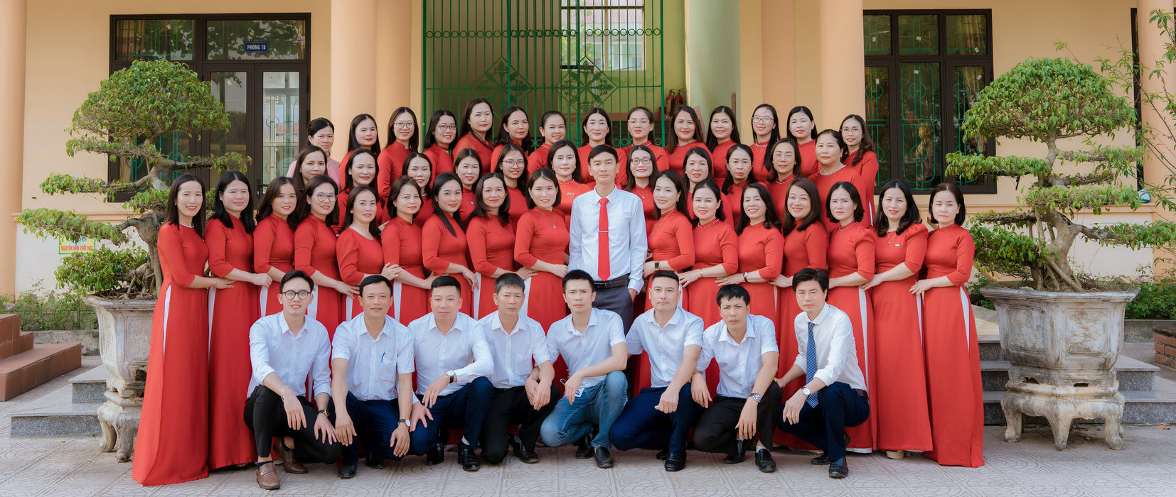 Ảnh 1 — Tập thể giáo viên, nhân viên nhà trường