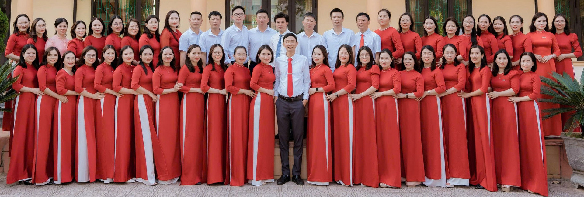 Ảnh 2 — Tập thể giáo viên, nhân viên nhà trường