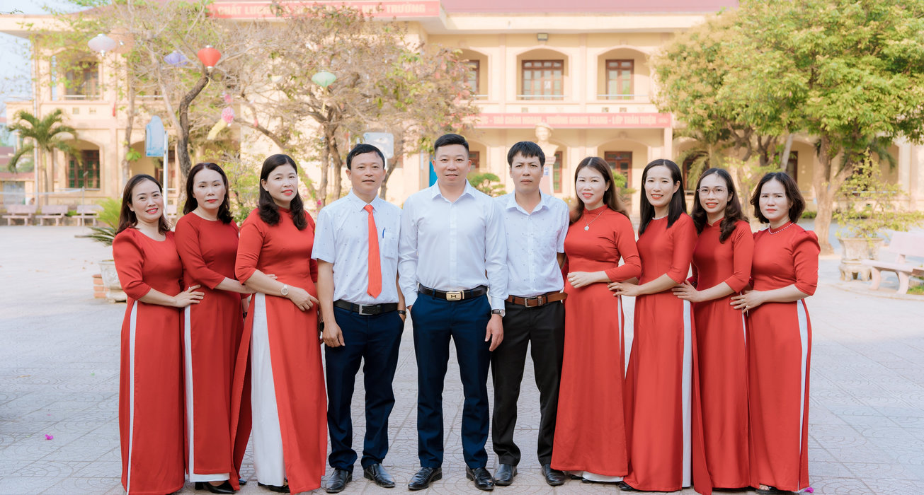 Ảnh 3 — Tập thể giáo viên, nhân viên nhà trường