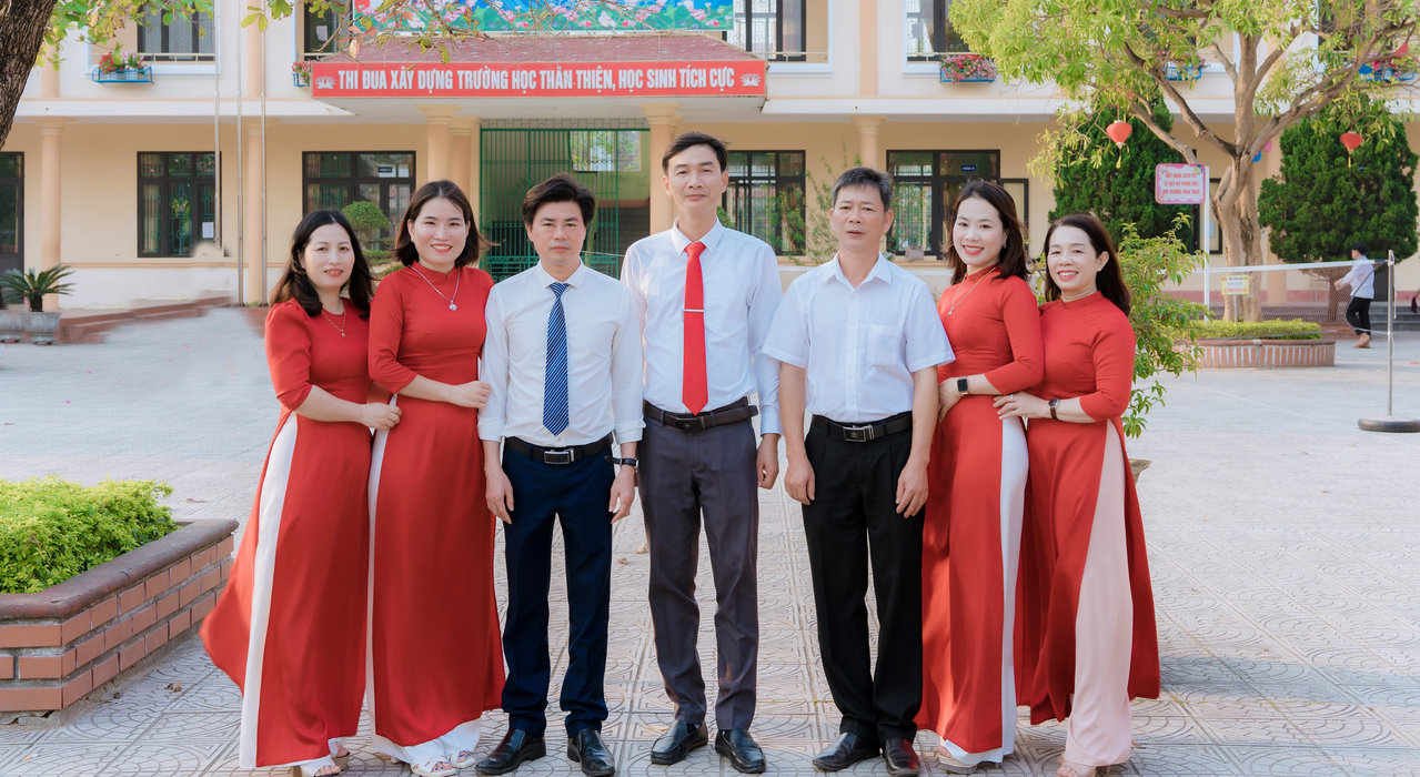 Ảnh 4 — Tập thể giáo viên, nhân viên nhà trường