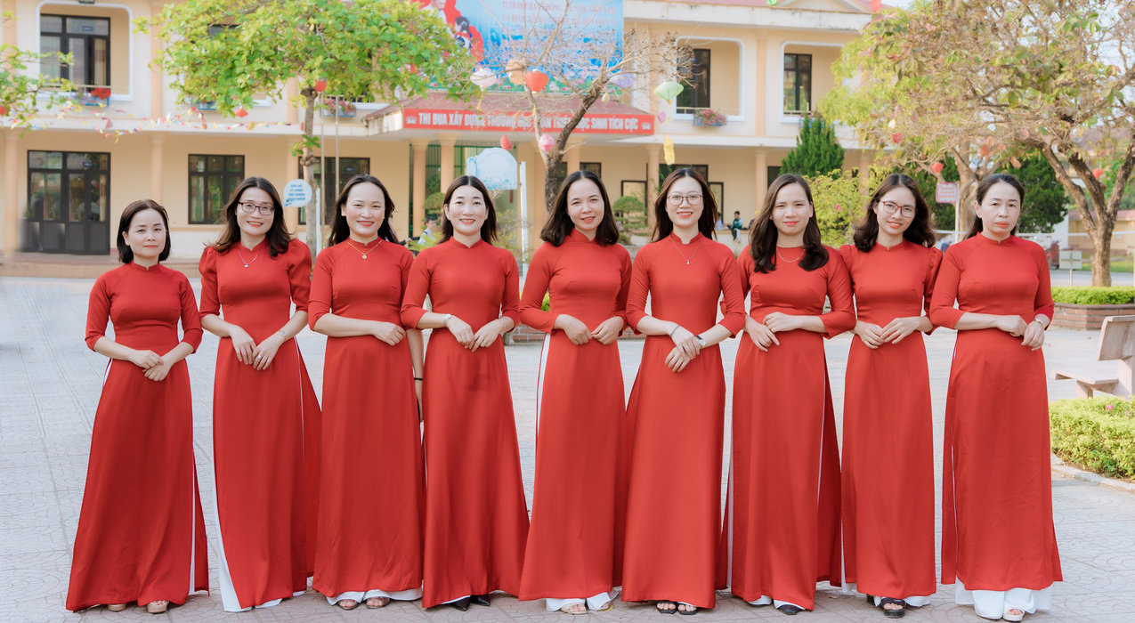 Ảnh 5 — Tập thể giáo viên, nhân viên nhà trường