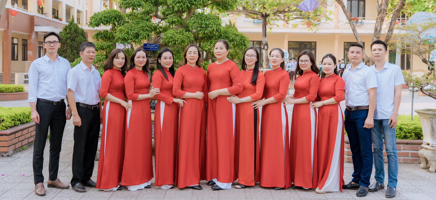 Ảnh 6 — Tập thể giáo viên, nhân viên nhà trường