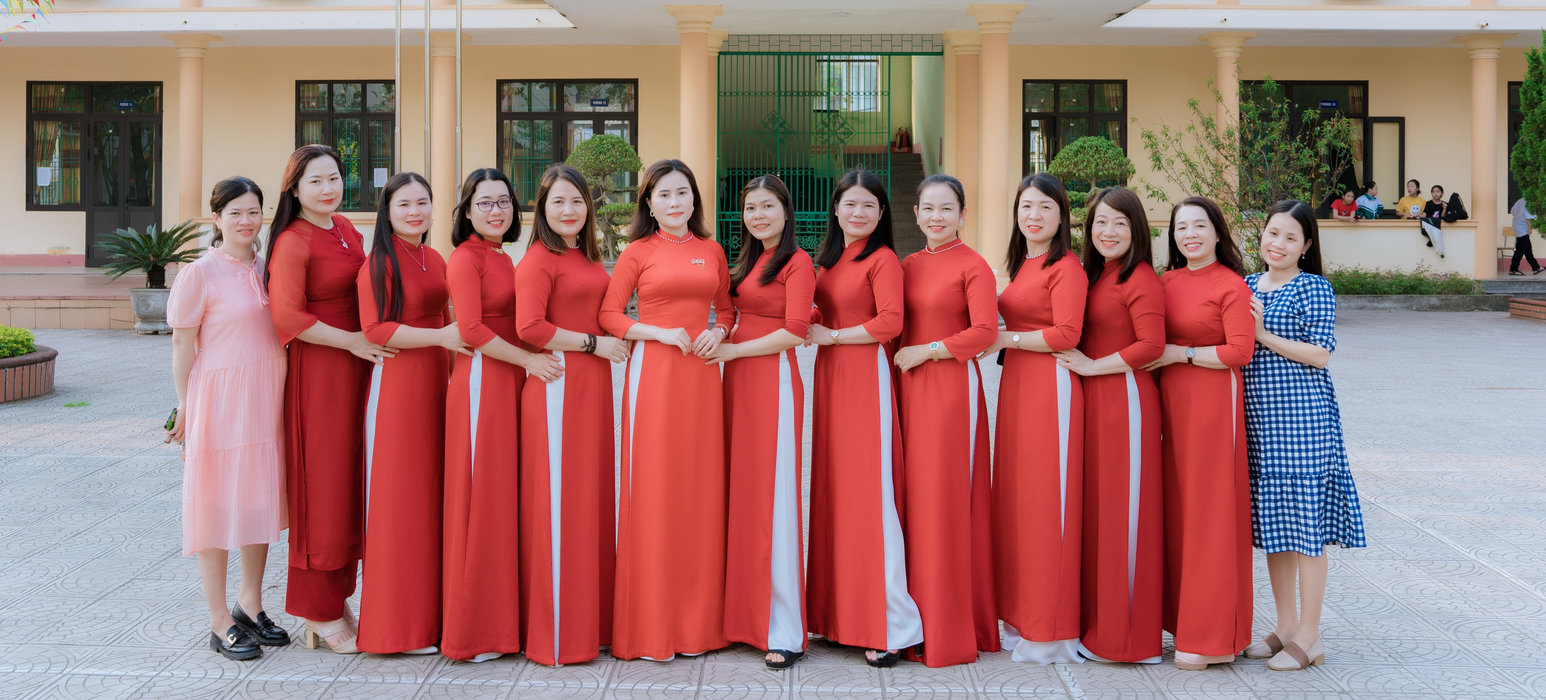 Ảnh 7 — Tập thể giáo viên, nhân viên nhà trường